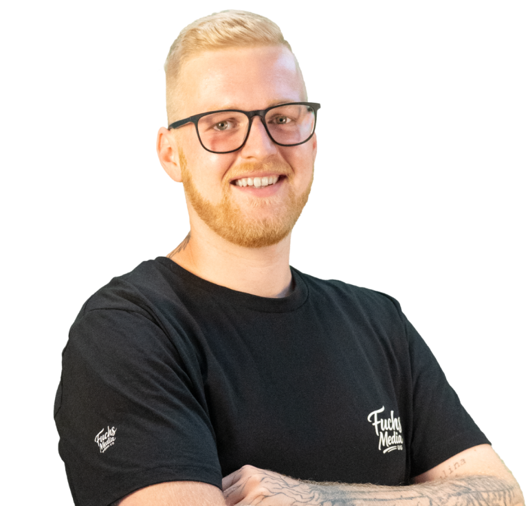 Lächelnder junger Mann mit Kurzhaarschnitt und Brille, getragenes schwarzes T-Shirt.